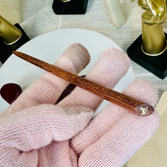 EUC Rare Louis Vuitton Burgundy Monogram Vernis Conte de Fees Butterfly Hair Pin - Picture 15 of 17